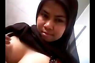 Awek Tudunghitam Tudung Shows Her Fat Pussy AsiaNudesTube